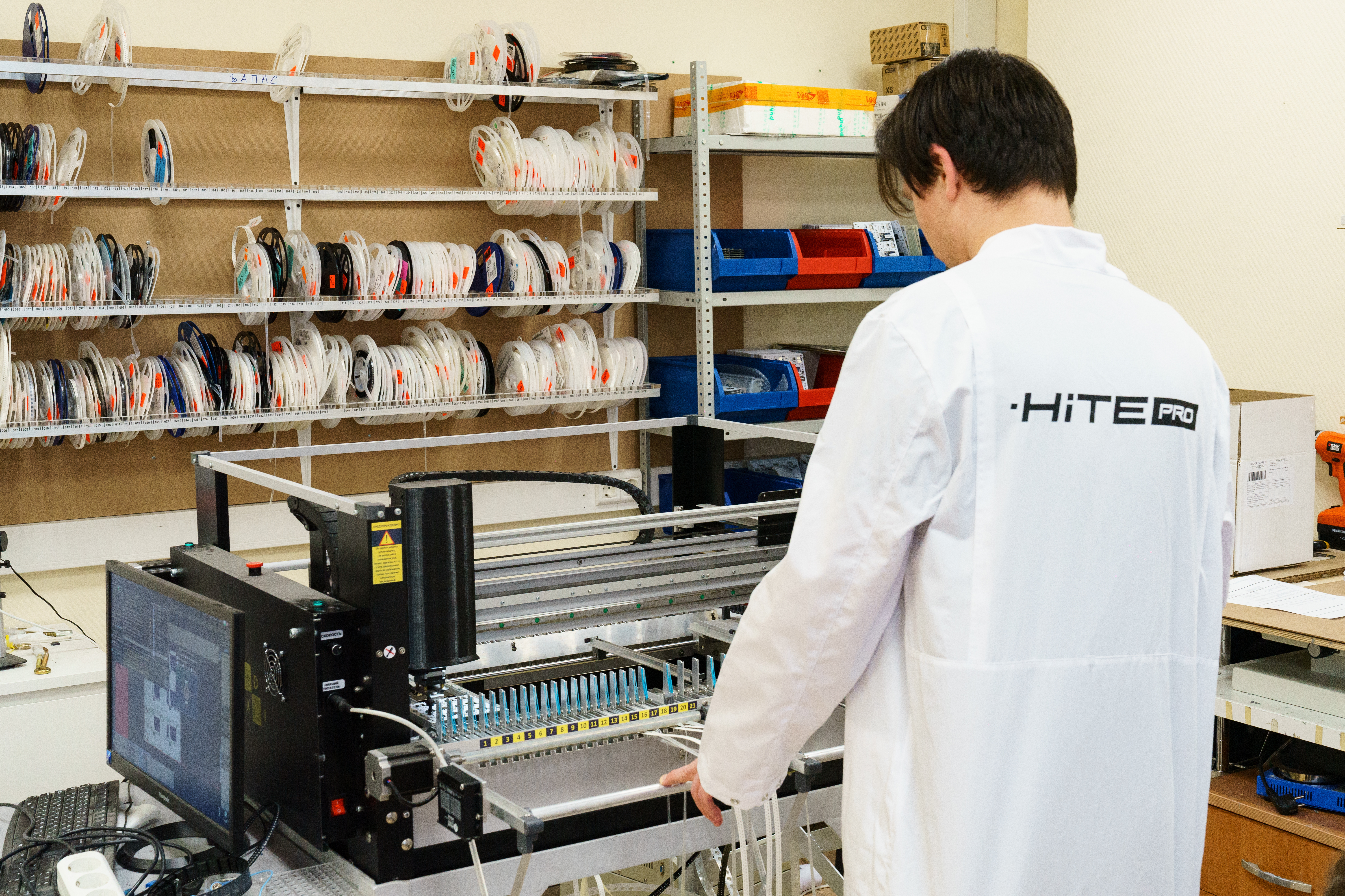 Стенд с устройствами HiTE PRO — вся линейка оборудования умного дома
